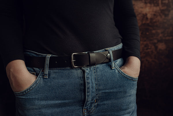 Female model wearing black narrow leather belt